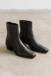 Steve Madden Daney Boots in Black Leather - FINAL SALE