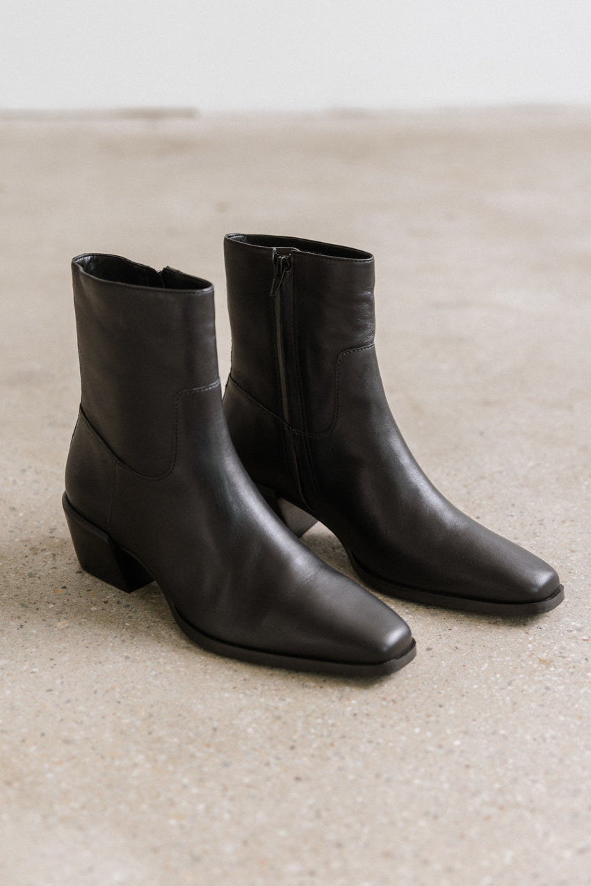 Steve Madden Daney Boots in Black Leather - FINAL SALE