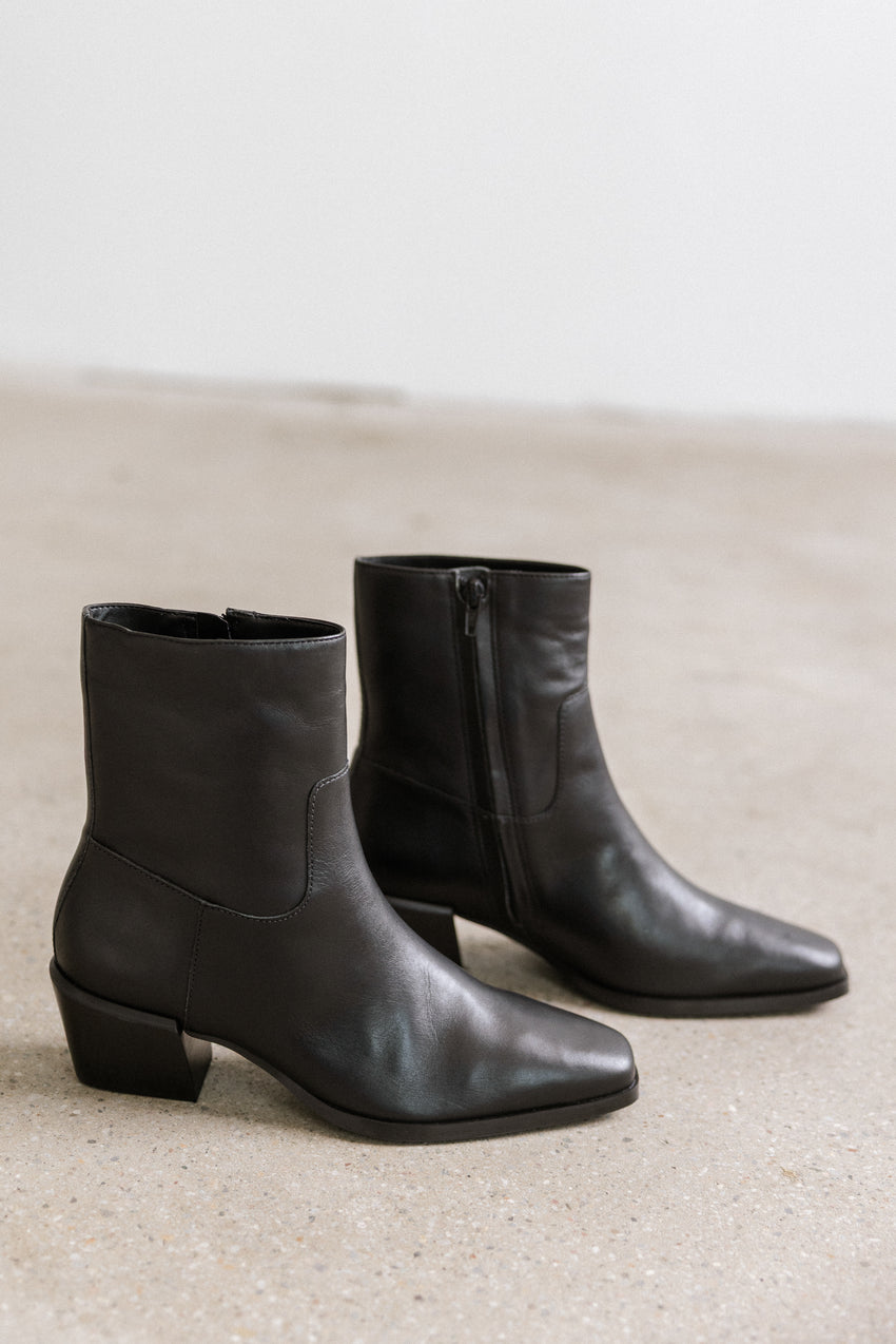 Steve Madden Daney Boots in Black Leather - FINAL SALE