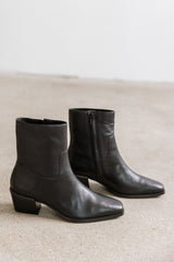Steve Madden Daney Boots in Black Leather - FINAL SALE